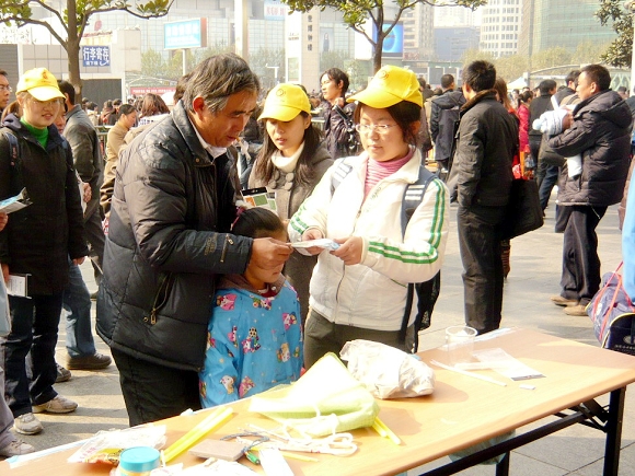 必赢76net线路唯一官方网站大学生志愿者为市民讲解服务