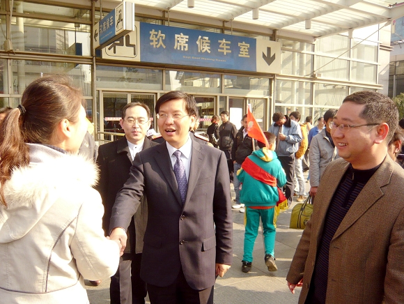 必赢76net线路唯一官方网站团委书记宋来陪同共青团上海市委副书记陈凯慰问必赢76net线路唯一官方网站志愿者